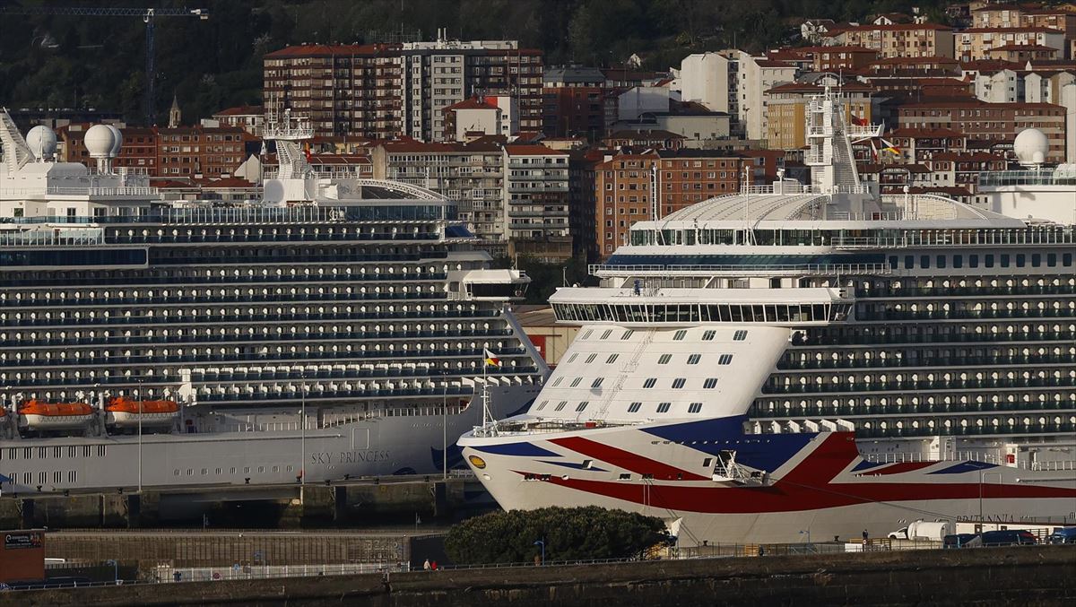 Los cruceros Sky Princess y Brittania en el Puerto de Bilbao.