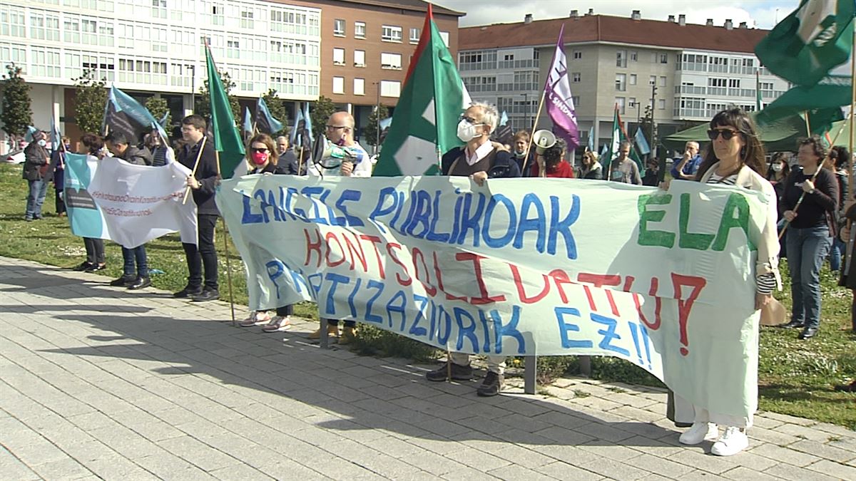 Concentración ante la sede del Gobierno Vasco. Imagen obtenida de un vídeo de EITB Media.