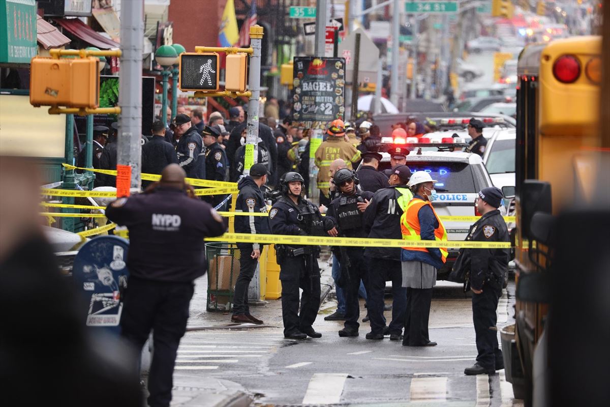 Poliziak tiroketa izan den New Yorkeko metroaren sarreran. Argazkia: EFE