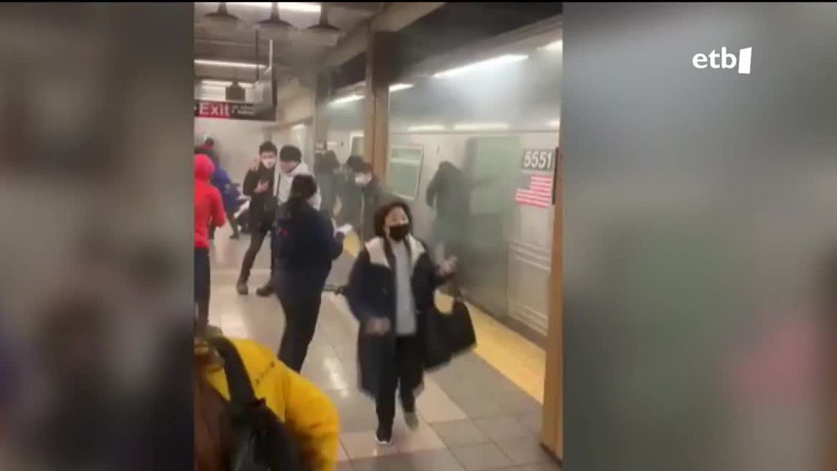 Poliziak tiroketa izan den New Yorkeko metroaren sarreran. Argazkia: EFE
