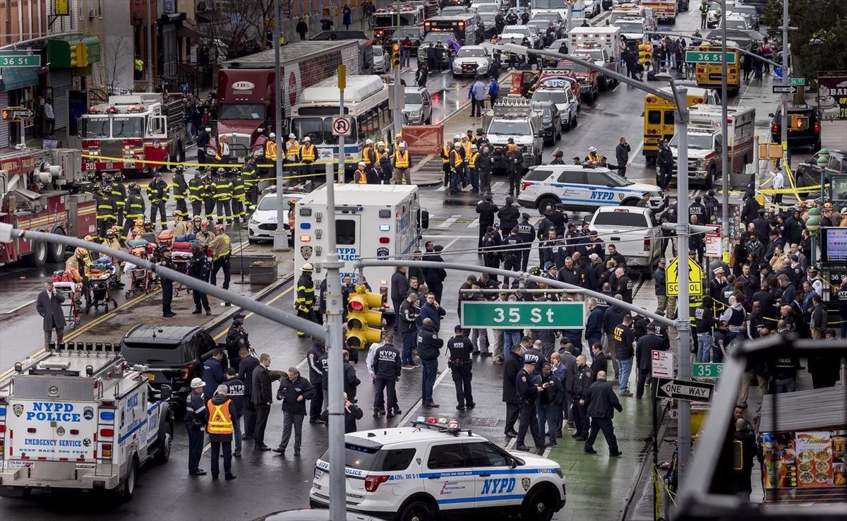 La Policía de Nueva York mantiene acordonada la zona donde se ha registrado el tiroteo. Foto: EFE