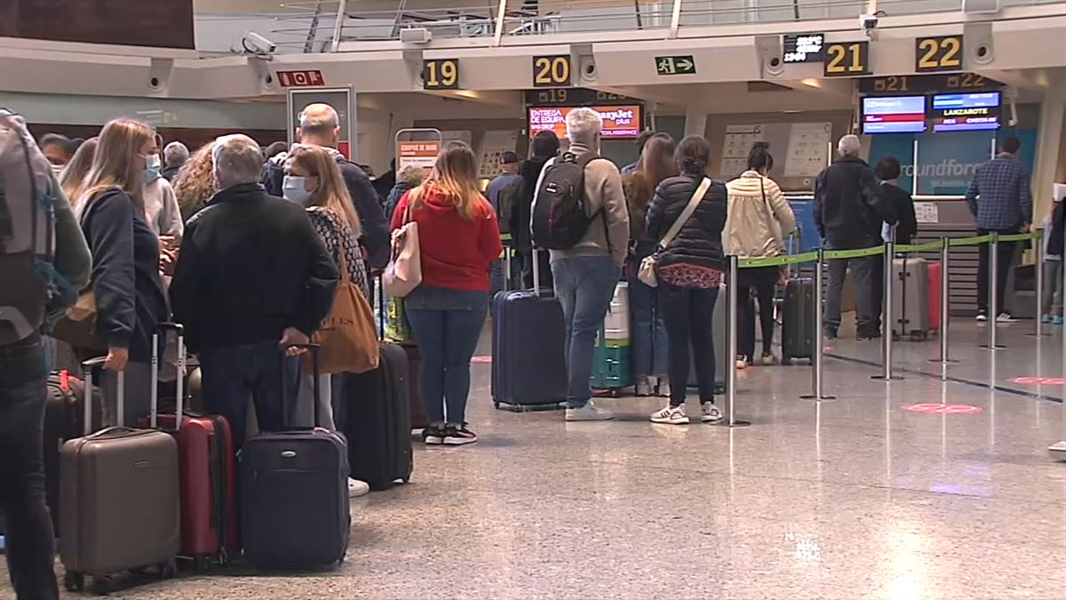 Aeropuerto de Loiu, esta mañana. Imagen obtenida de un vídeo de EITB Media.