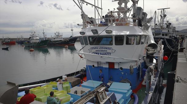 Hondarribiko arrantza ontzi bat portuan