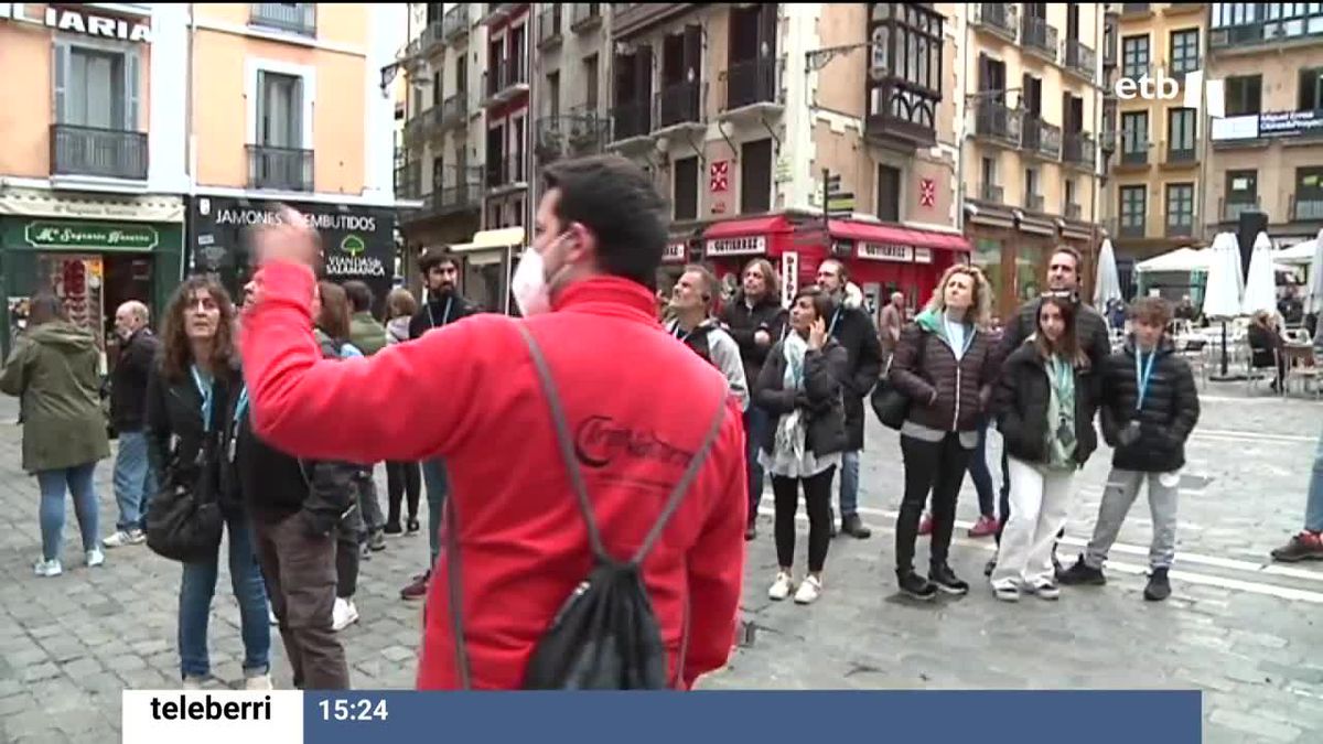 Grupo con guía turístico en Pamplona