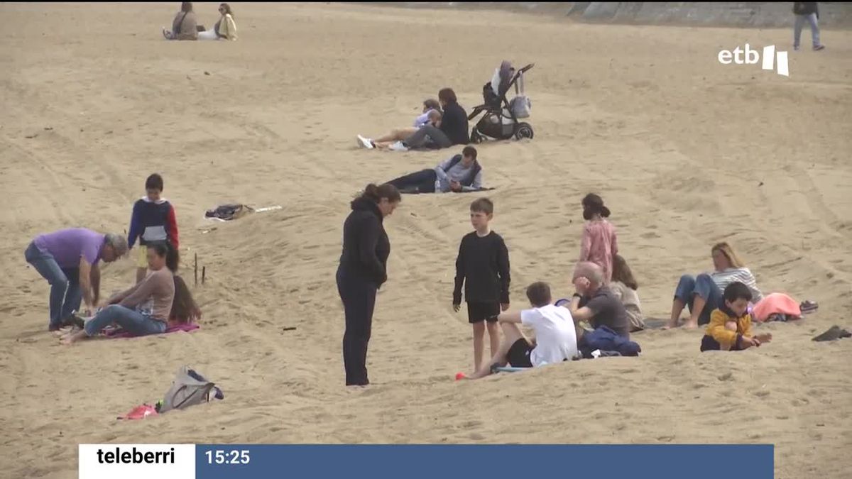 Gente en una playa de Iparralde