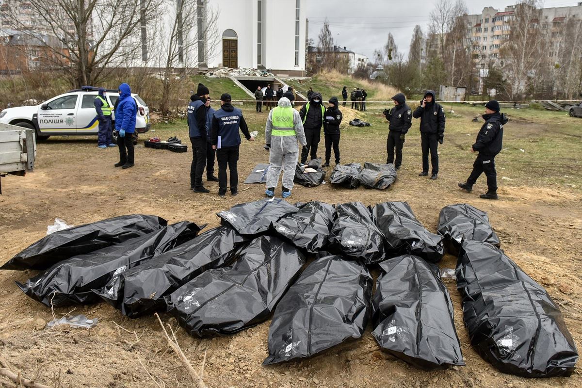 Cuerpos exhumados en la ciudad ucraniana de Bucha. Foto: EFE