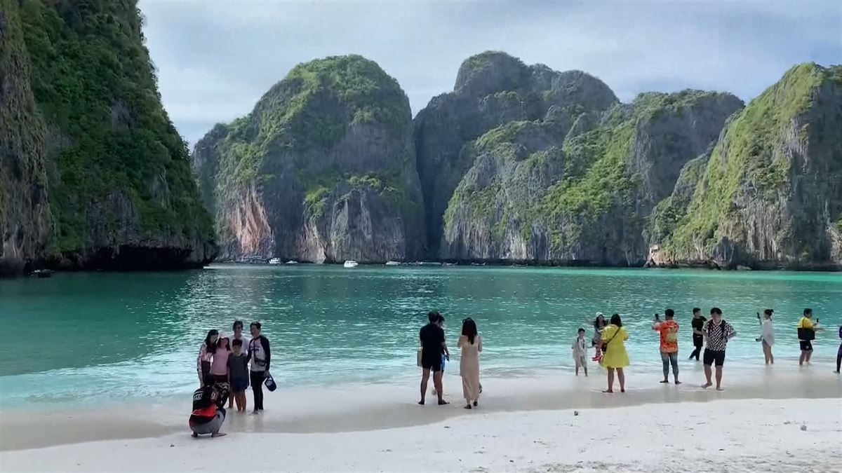 Turistas en Maya Bay. Imagen obtenida de un vídeo de Agencias.