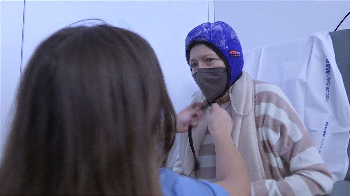 Gorro contra la alopecia. Imagen obtenida de un vídeo de EITB Media.