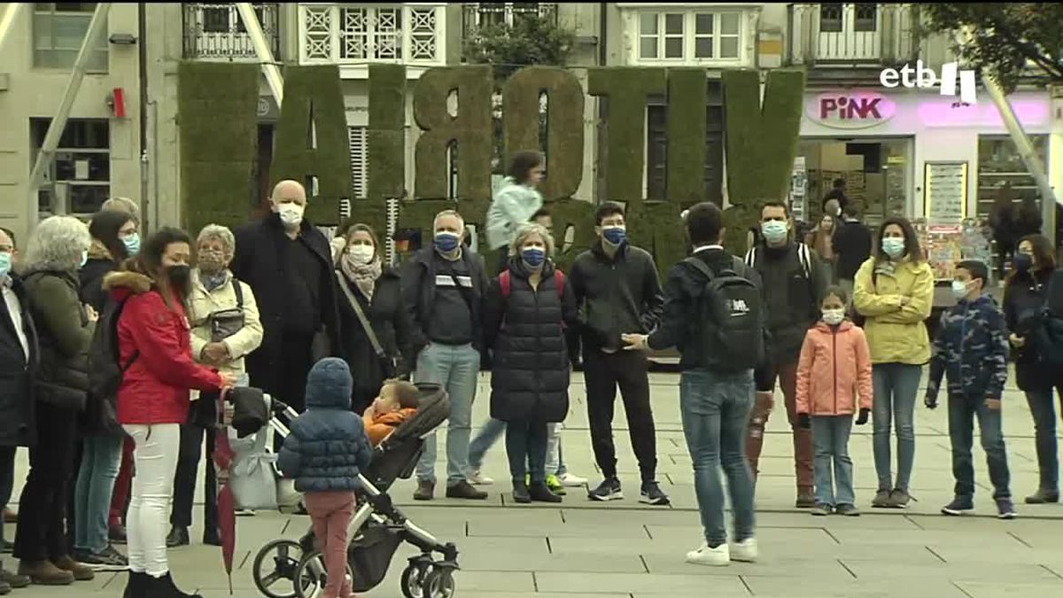 Turistas en Vitoria. Imagen obtenida de un vídeo de EITB Media