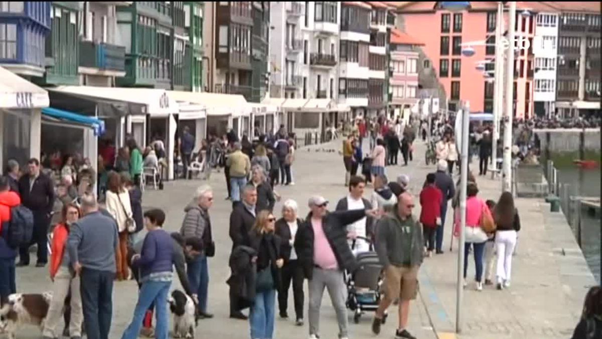 Turistas en Lekeitio. Imagen obtenida de un vídeo de EITB Media.