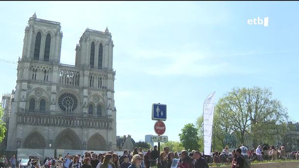 Notre Dame katedralaren berreraikuntza ikustera gerturatu dira milaka lagun.