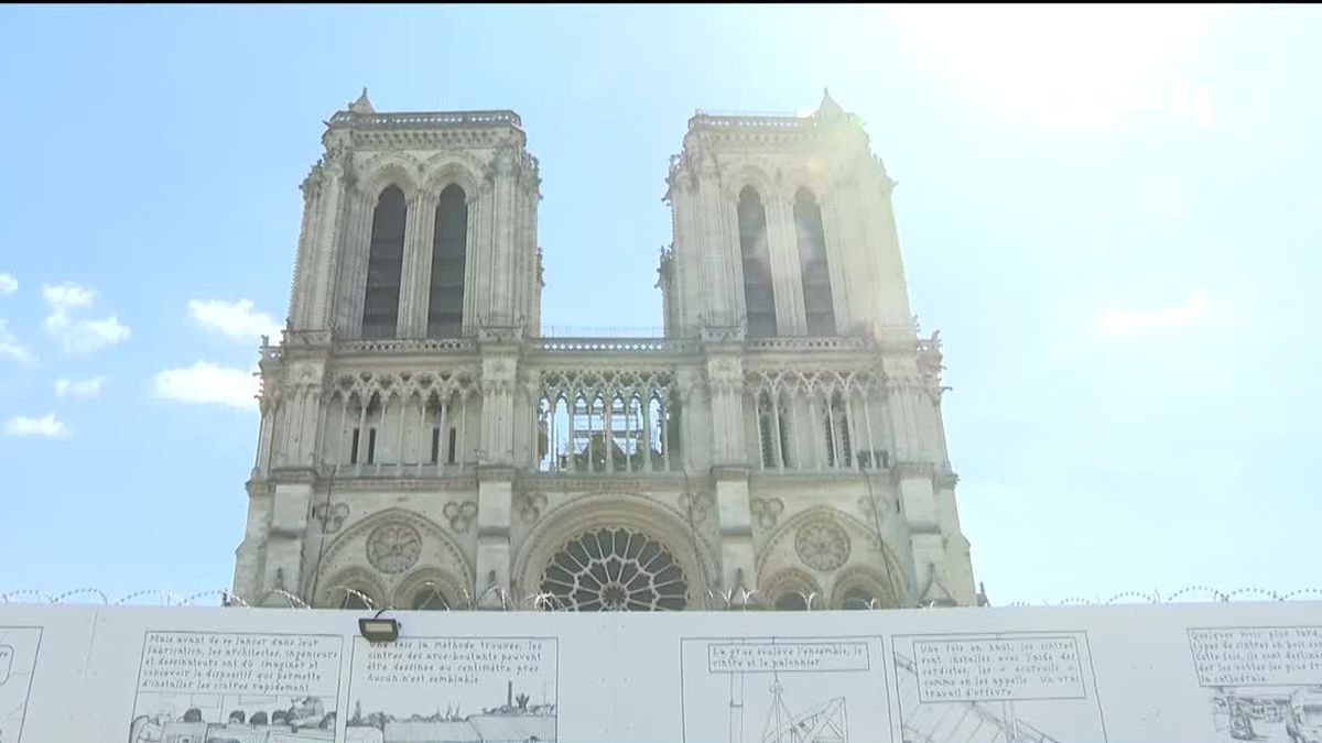 Miles de turistas se acercan a ver de cerca el progreso de la reconstrucción de Notre Dame
