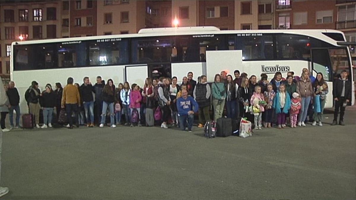 Niños y niñas llegados desde Chernóbil a Bilbao. Imagen obtenida de un vídeo de EITB Media