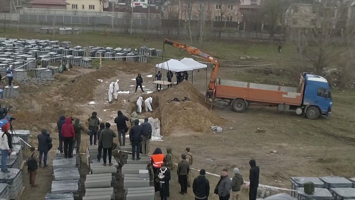 Extraen cadáveres de entre la tierra, en Ucrania. Imagen obtenida de un vídeo de EITB Media