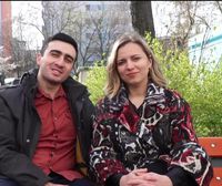 Siriako eta Ukrainako errefuxiatu batek osatutako bikote batek laguntza eskaitzen die errefuxiatu ukrainarrei