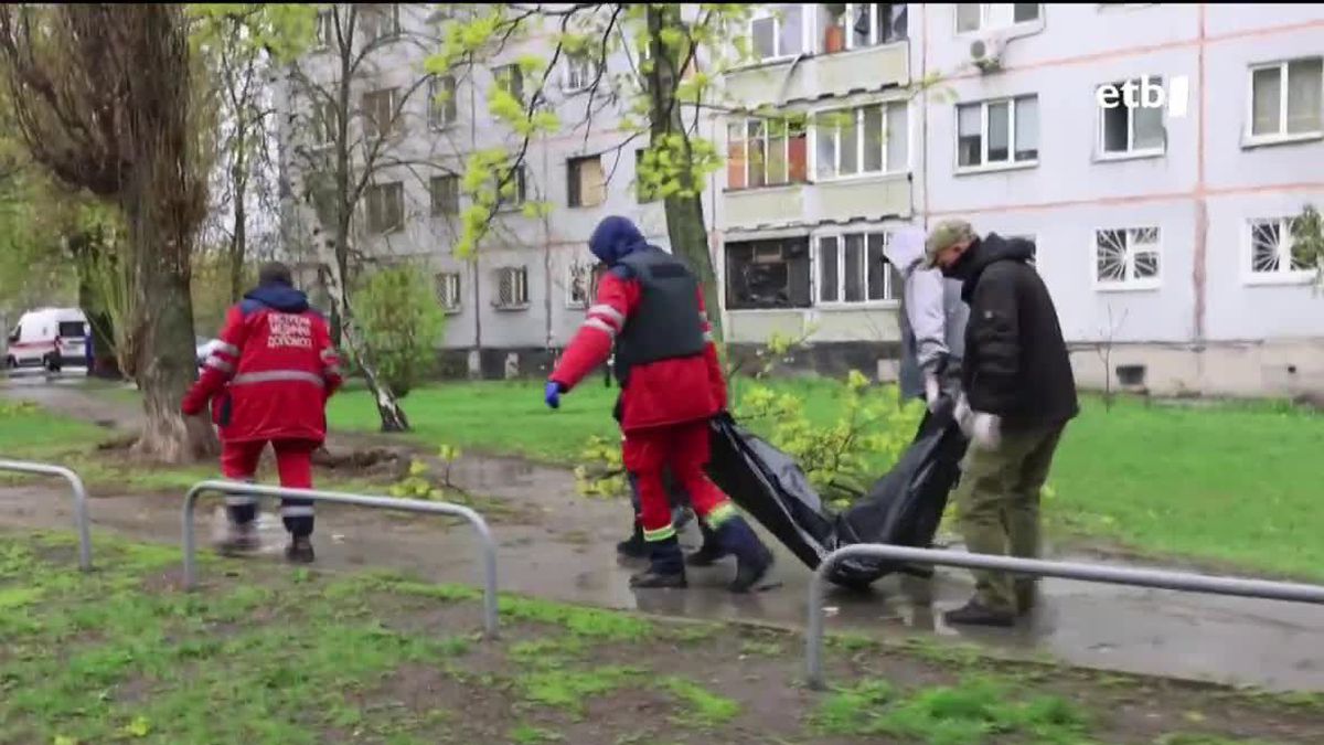 Soldadu errusiar bat tanke baten ondoan Luhansk eskualdean