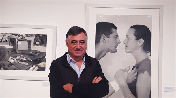 Gervasio Sánchez ante la imagen de Adis y Nadia, protagonistas de la portada de 