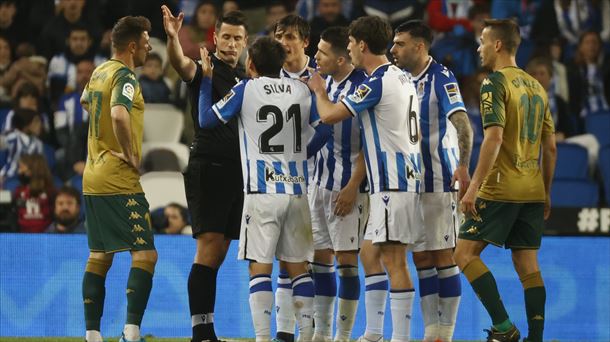 El árbitro Díaz de Mera expulsa al centrocampista de la Real Sociedad David Silva. Foto: EFE