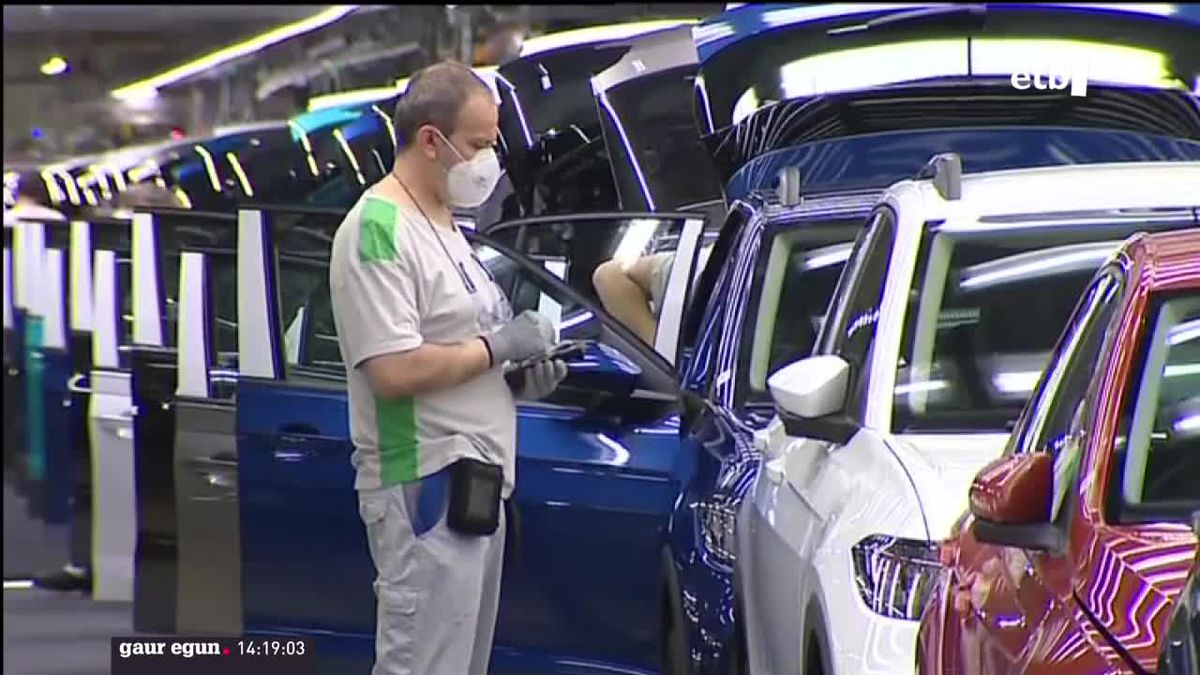 Iruñeko Volkswagen fabrikan maskara jantzita egon behar dira langileak.