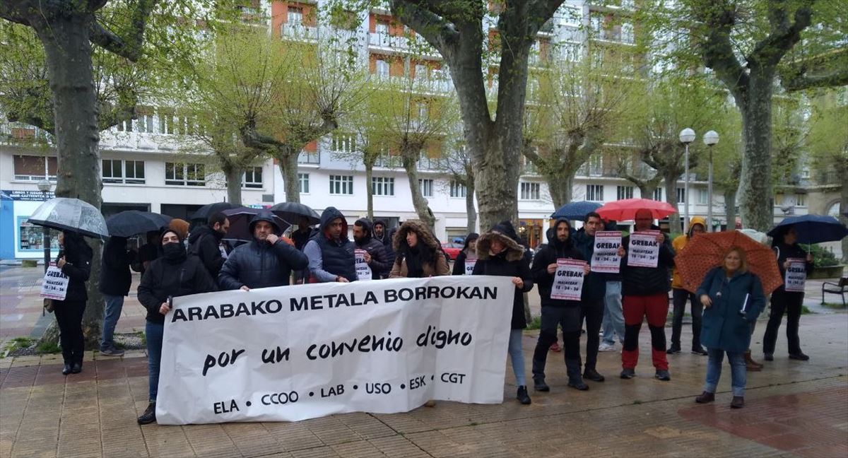 Concentración ante la Delegación de Trabajo del Gobierno Vasco en Vitoria-Gasteiz. Imagen: LAB