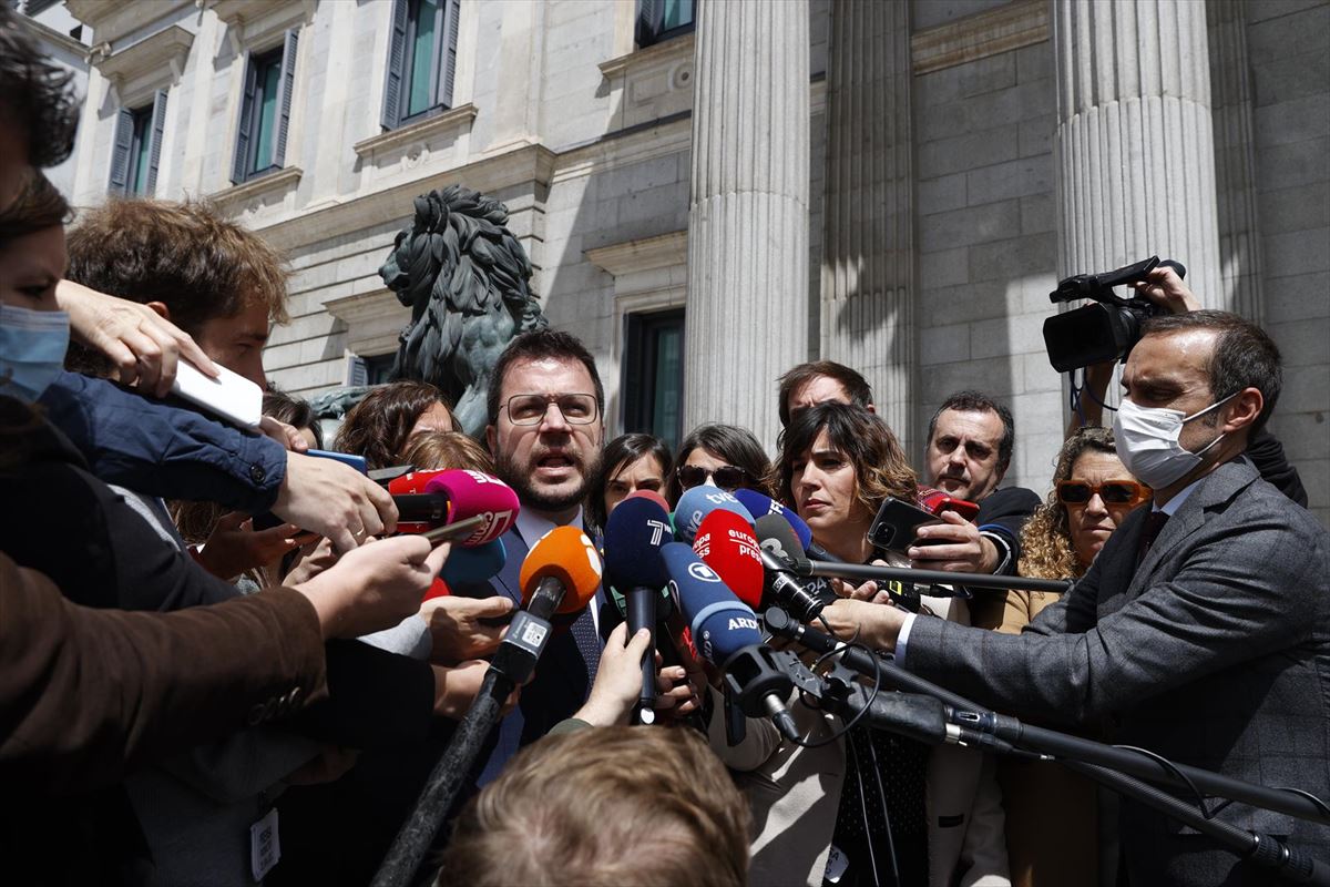 Aragonés, rodeado de periodistas, a las puertas del Congreso. 