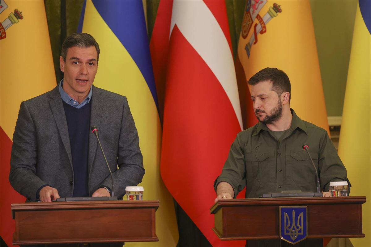 Pedro Sanchez Espainiako gobernuburua eta Volodimir Zelenski Ukrainako presidentea. Argazkia: EFE