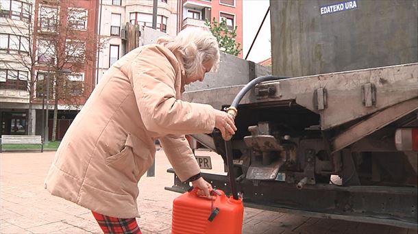 Emakumezko bat ura jasotzen, kamioi-zisterna batetik, Bermeon. Argazkia: EITB MEDIA