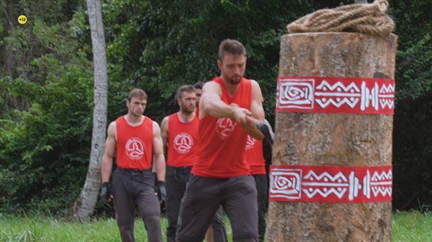 Equipo rojo en el juego de los troncos de 