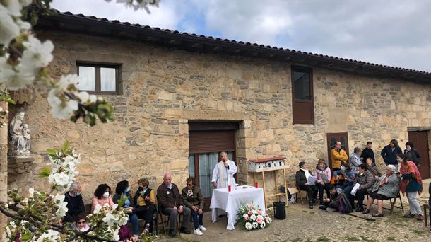Misa del Lunes de Pascua, en el caserío de Sallurtegi, en la ergoiena de Arrizala. ESL