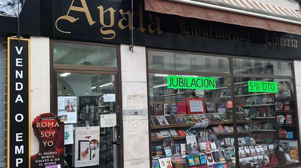La librería Ayala baja su persiana después de 45 años