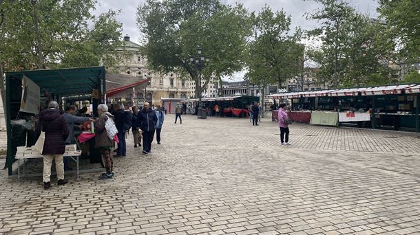 Primeras visitas de lectores a los 30 stands del Arenal