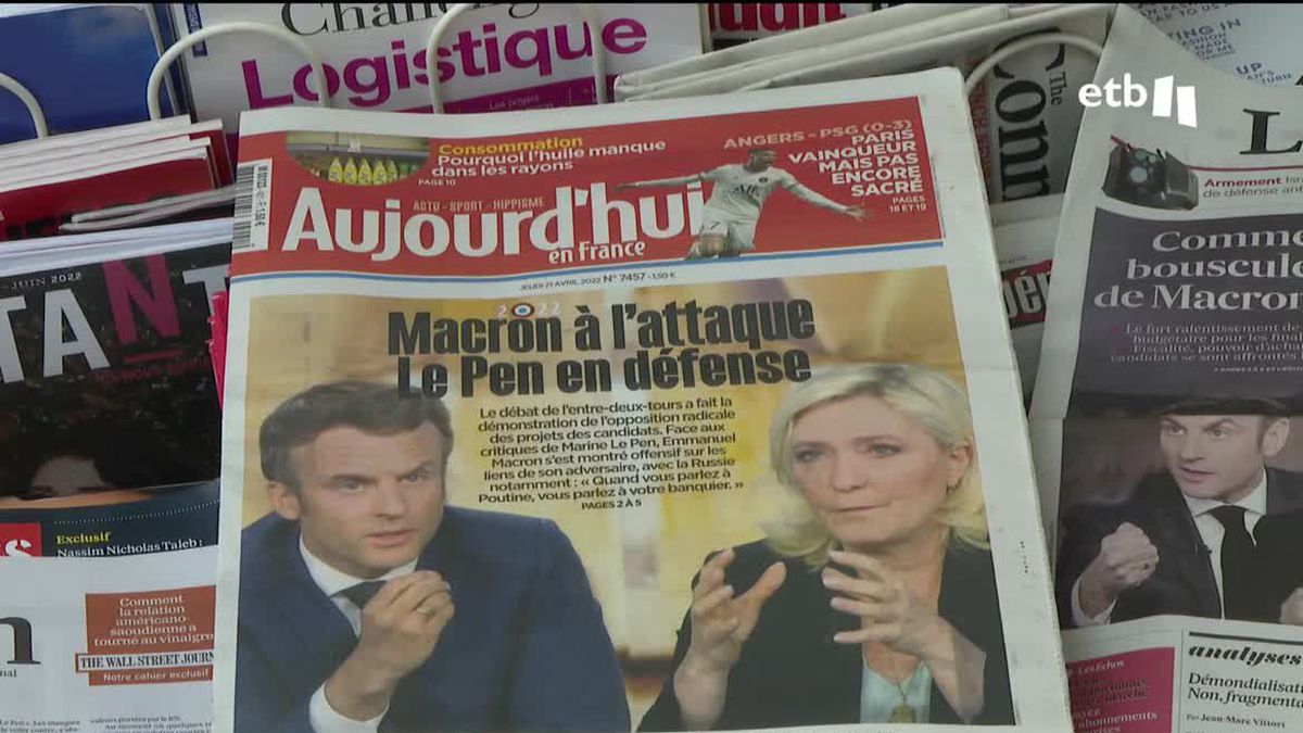 Macron y Le Pen, en la portada de un periódico. Imagen obtenida de un vídeo de EITB Media