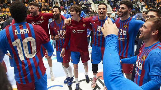 Jugadores del Barcelona celebran la consecución del campeonato de Liga