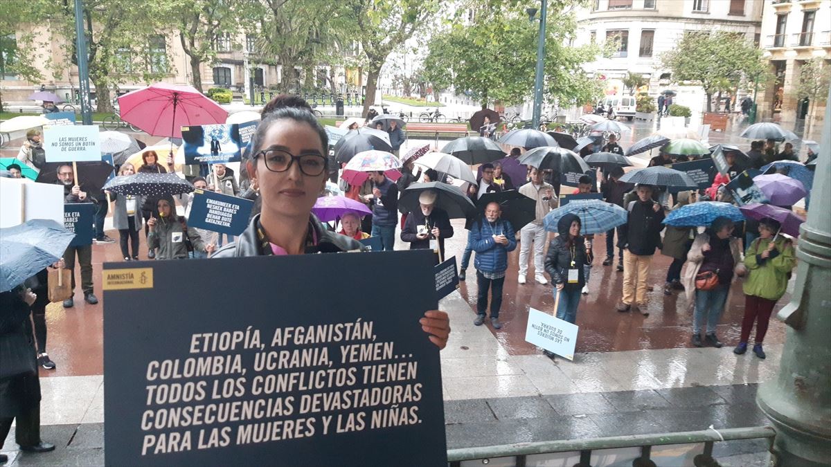 Nilofar Bayat aktibista izan da Donostiako manifestazioaren buru. Arg: Amnistía Internacional España