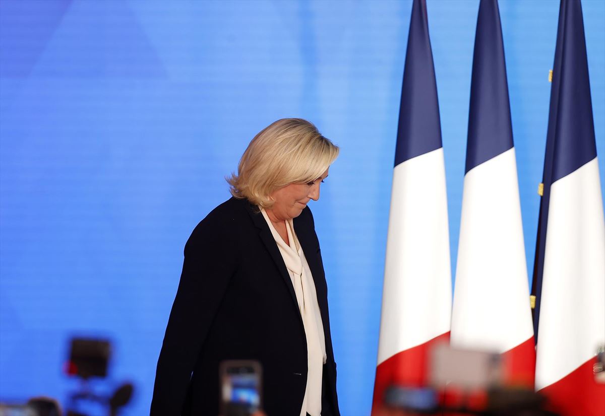 Marine Le Penek agerraldia egin du boto proiekzioak ezagutu eta gutxira. Argazkia: EFE