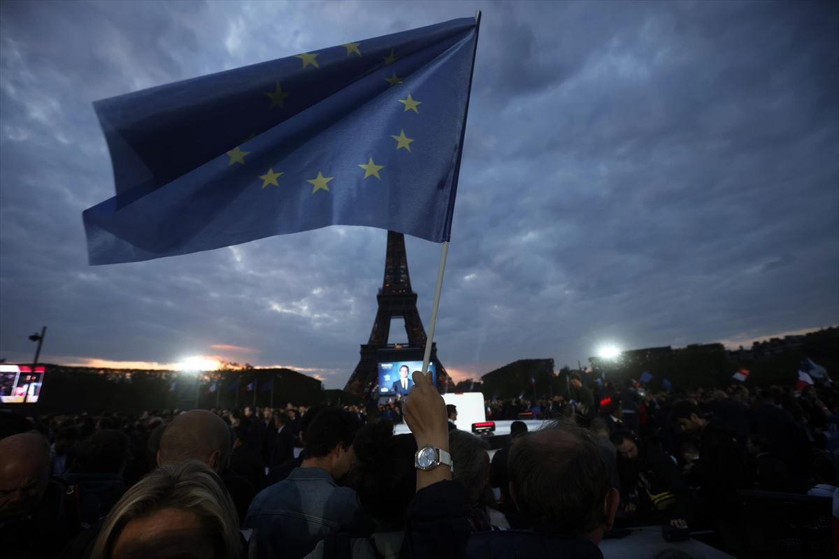 Una bandera de la Unión Europea ondea tras la elección de Macron. Foto: EFE.