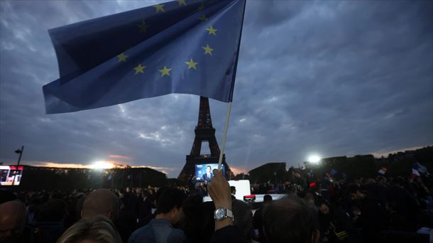 Europar Batasuneko bandera bat Macronen hautaketaren ospakizunean. Argazkia: EFE.