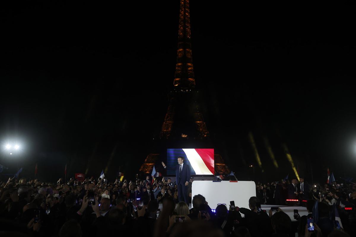 La Torre Eiffel de París, tras confirmarse la victoria de Macron en las elecciones. EFE