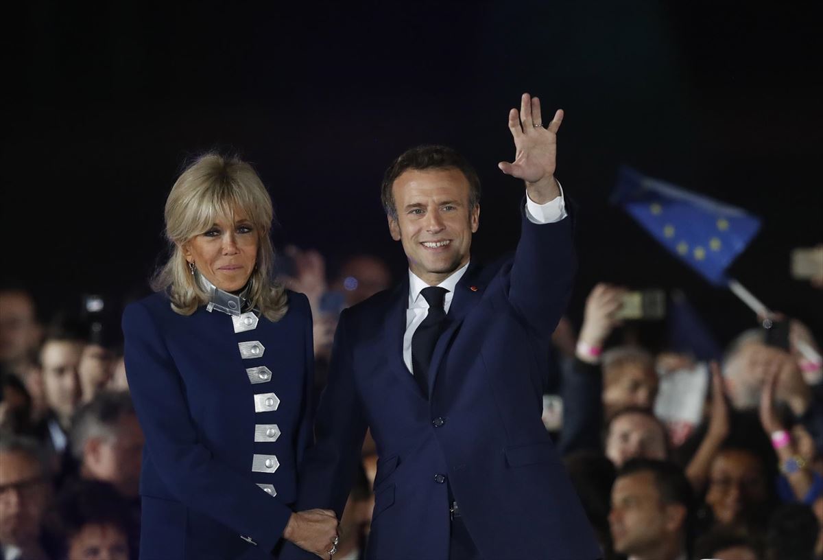 Emmanuel Macron celebra su victoria en las elecciones junto a su mujer. Foto: EFE