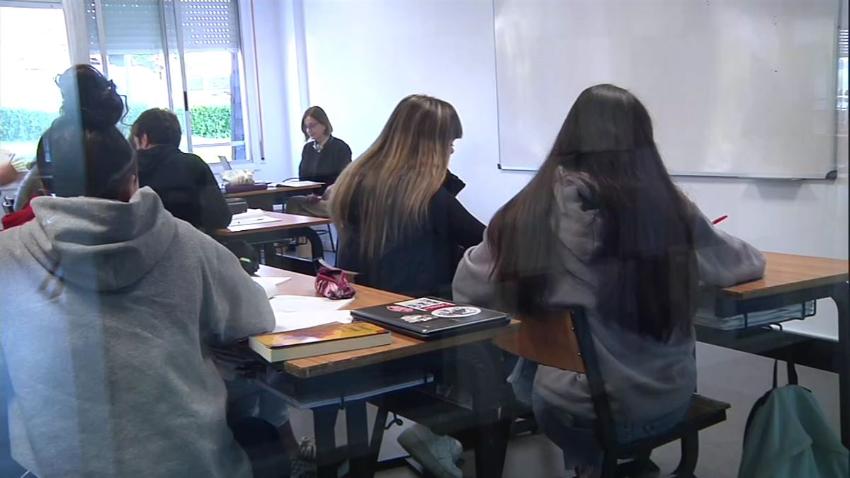 Alumnos en clase sin mascarilla. Imagen obtenida de un vídeo de EITB Media.