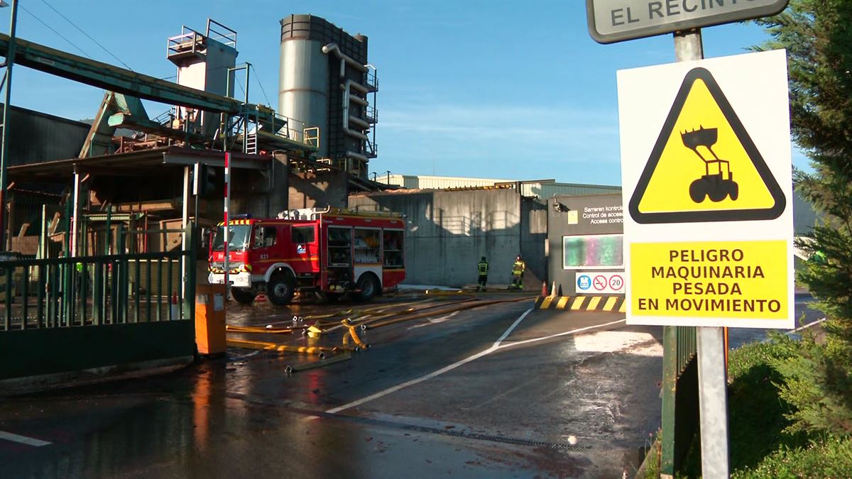 Incendio en la empresa Maderas de Llodio. Imagen obtenida de un vídeo de EITB Media.