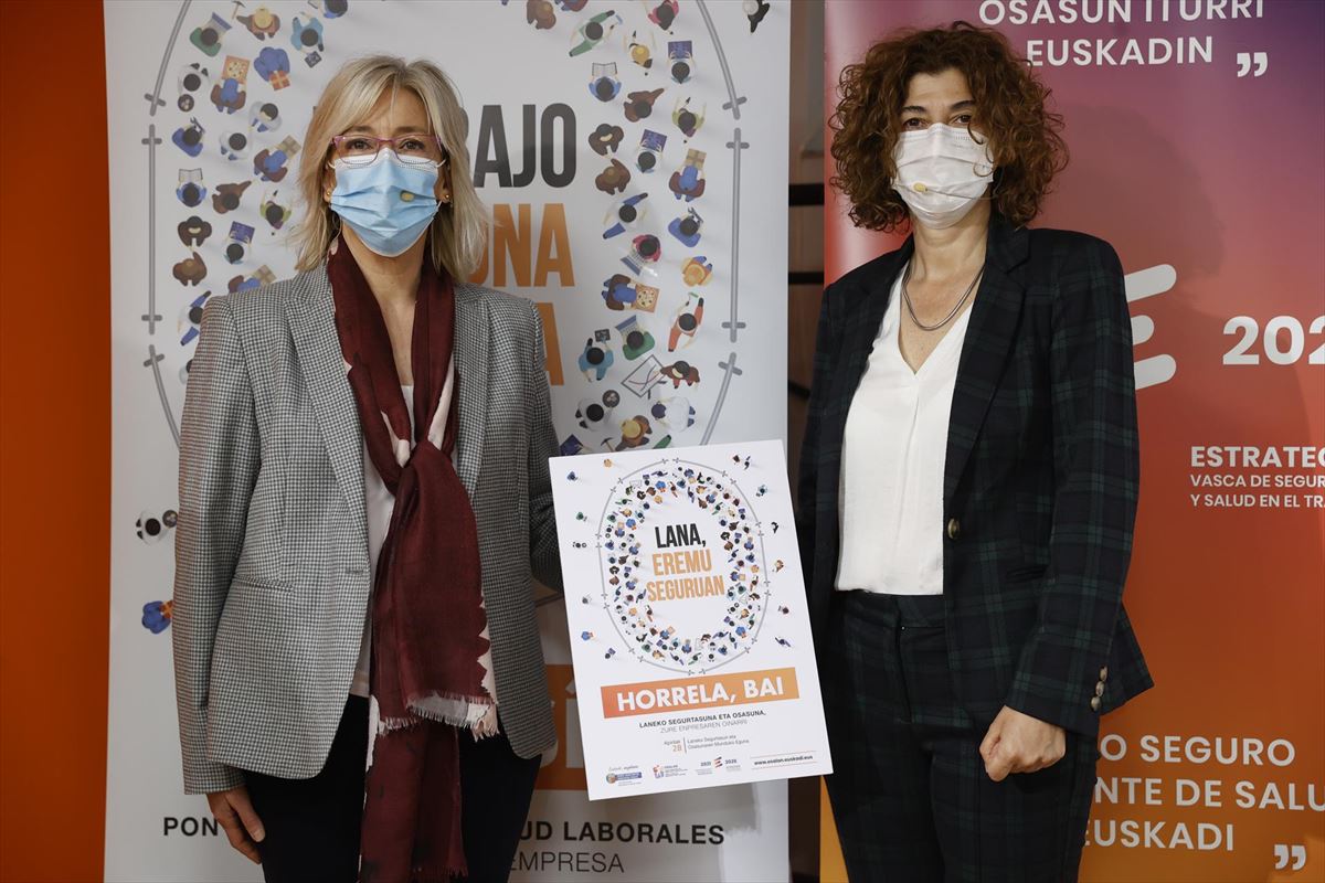 Lourdes Íscar y Elena Pírez, en la presentación de la nueva campaña de Osalan.
