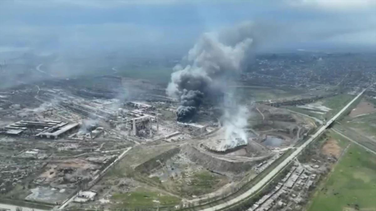 Humo saliendo de la planta de acero de Azovstal durante los ataques aéreos en Mariupol.