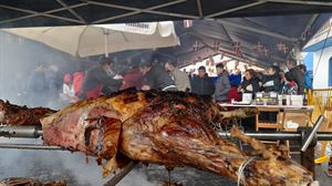 Éxito de la degustación solidaria de novillo terreño en las fiestas del concejo de Artomaña