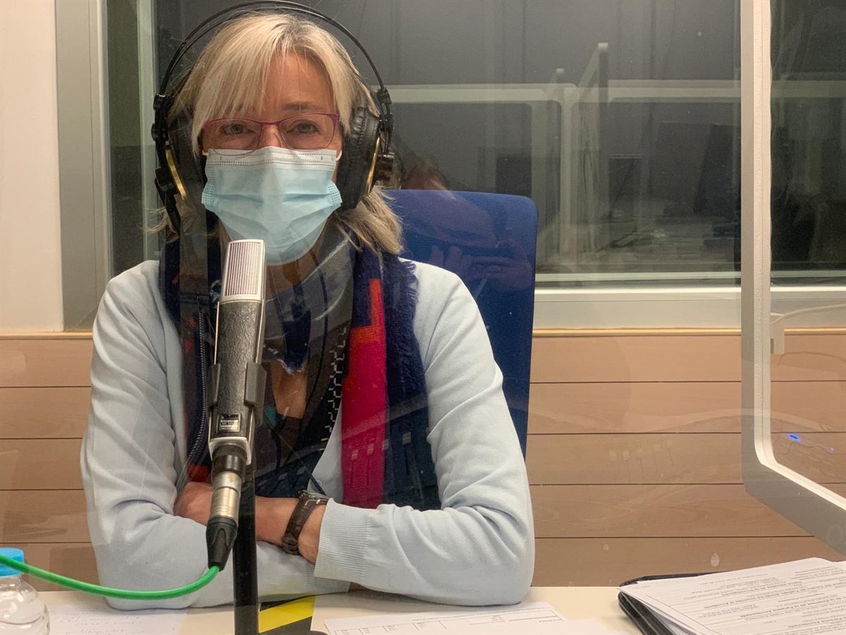 La directora general de Osalan, Lourdes Iscar, en los estudios de Radio Vitoria