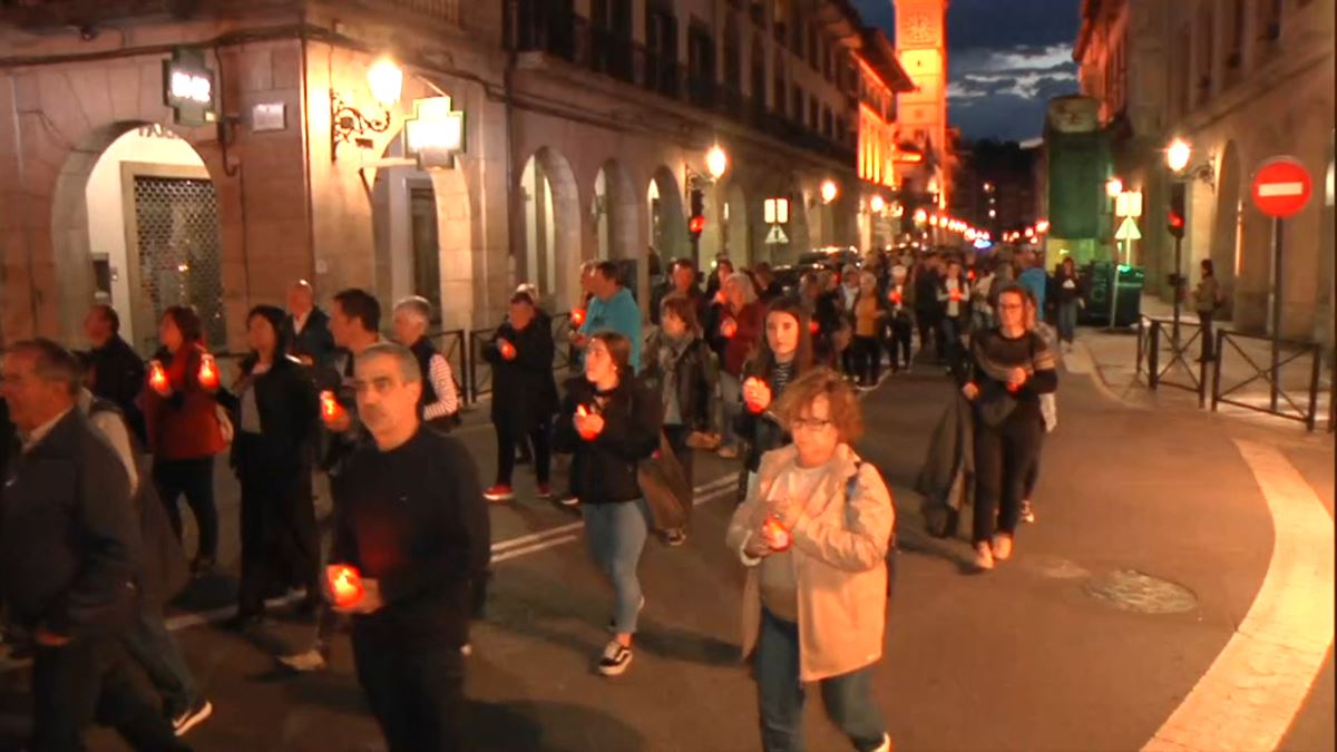 Una marcha silenciosa recorre las calles de Gernika a la luz de las velas para recordar la masacre de 1937