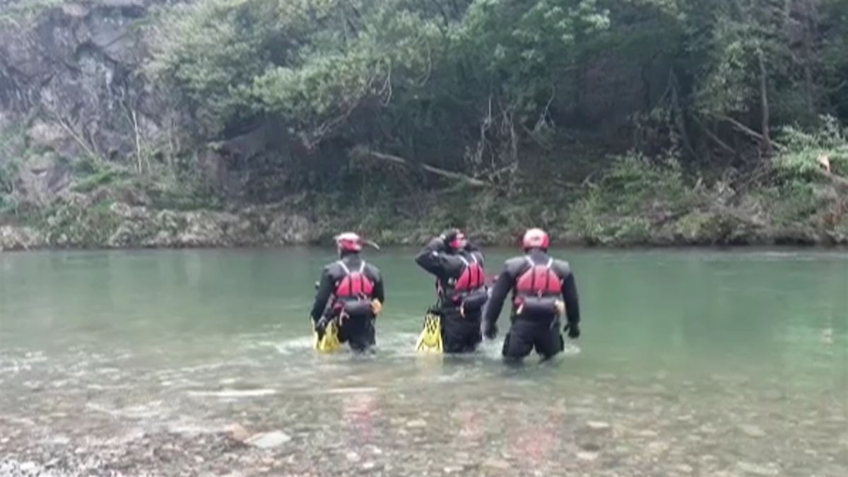 Agentes de la Ertzaintza buscan al desaparecido. Imagen obtenida de un vídeo de la Ertzaintza.