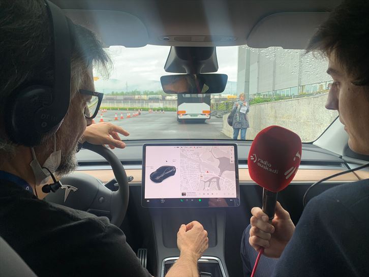 Iñaki Espiga conduciendo un Tesla