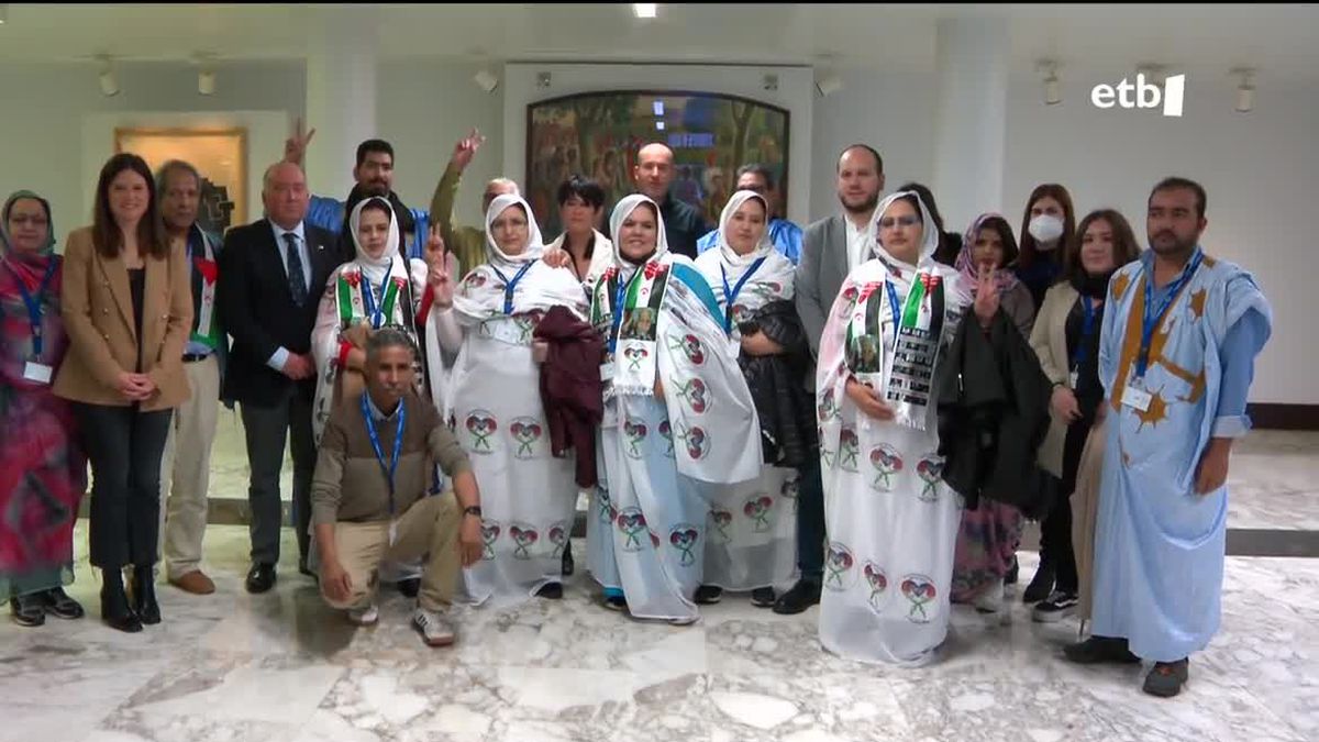 Una delegación del pueblo saharaui ha estado hoy en el Parlamento Vasco. EITB