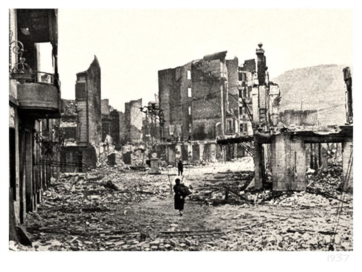 Así quedó Gernika tras el bombardeo de los fascistas. Foto del Museo de la Paz de Gernika.